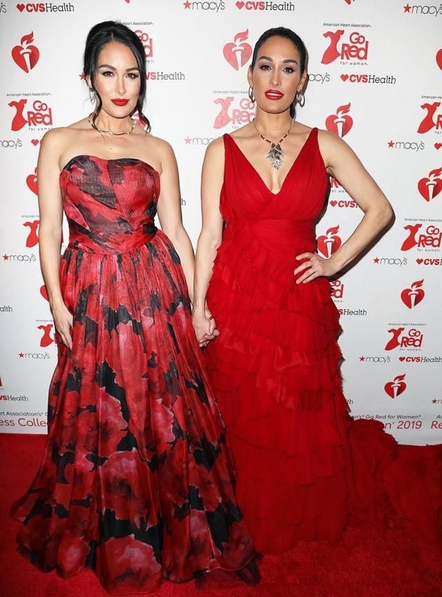 摔跤手姐妹妮基和布里·加西亚，红地毯上是如此时尚惊艳
