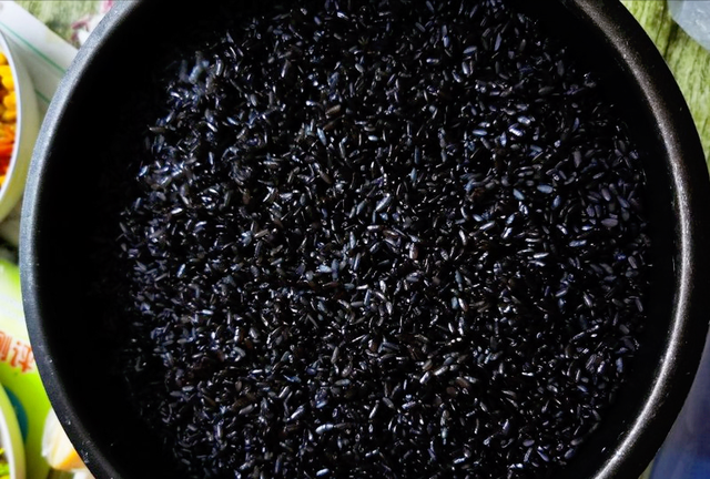 广西的黑色糯米饭怎么制作？染色是很关键的一步，学会可以开店了