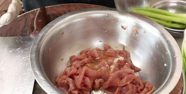 “水煮肉片”怎样做才好吃，大厨详细讲解小技巧，不等看完就饿了