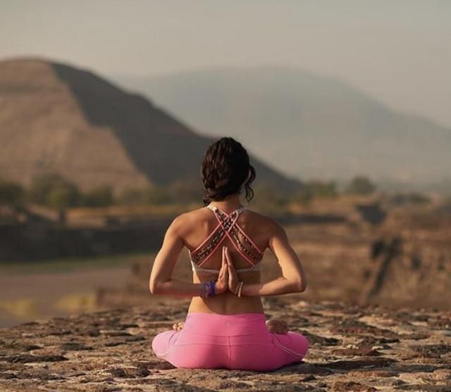 瑜伽反手合十的魅力 完美背肌的简单练习/练瑜伽 学英语