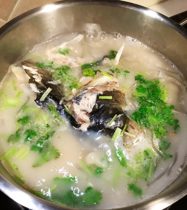 炖鱼头豆腐汤，记住“2放3不放”，鱼汤没有腥味，汤奶白特别鲜