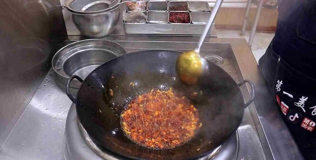 厨师长教你在家如何做麻辣烫，以及汤汁的熬制，做法详细易学