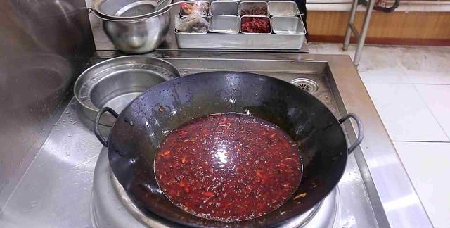 厨师长教你在家如何做麻辣烫，以及汤汁的熬制，做法详细易学
