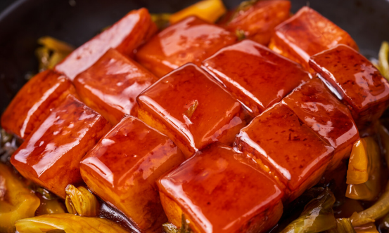 做红烧肉时，牢记别焯水和用水炖，学会正确的做法，肥而不腻
