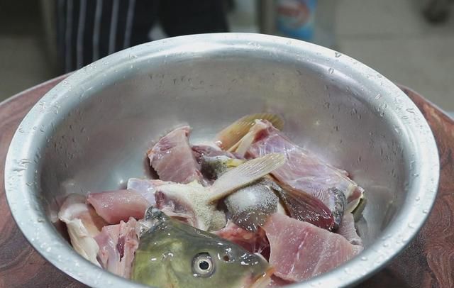 这才是水煮鱼地道的做法，教你鱼片改刀腌制技巧，鱼肉滑嫩无腥味