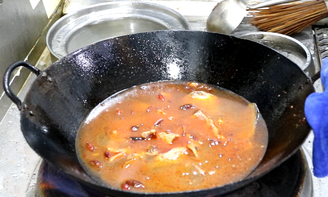这才是水煮鱼地道的做法，教你鱼片改刀腌制技巧，鱼肉滑嫩无腥味