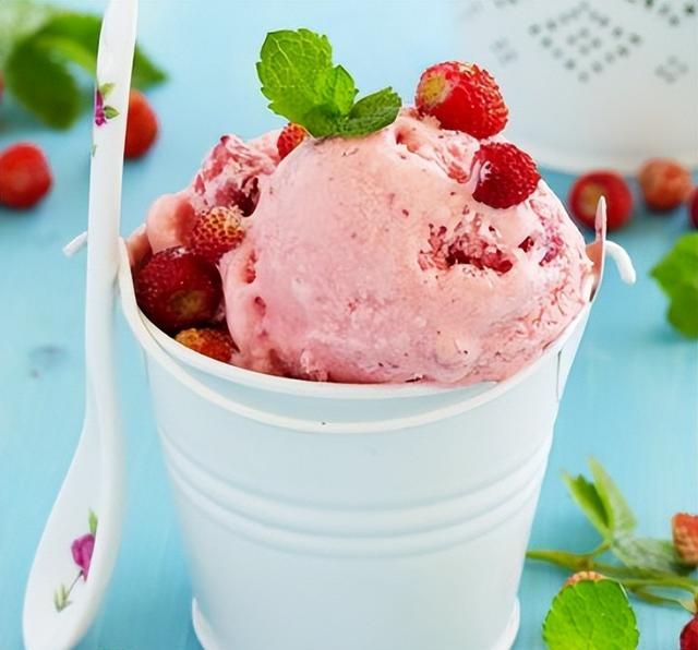 手工制作的草莓酸奶冰淇淋，不仅凉爽还美味，快点学起来！