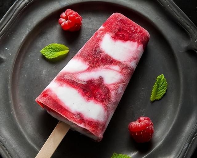 手工制作的草莓酸奶冰淇淋，不仅凉爽还美味，快点学起来！