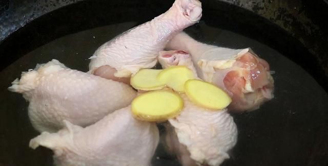 鸡腿向锅里一扔，我家一周至少做3次，软烂入味，全家都爱吃