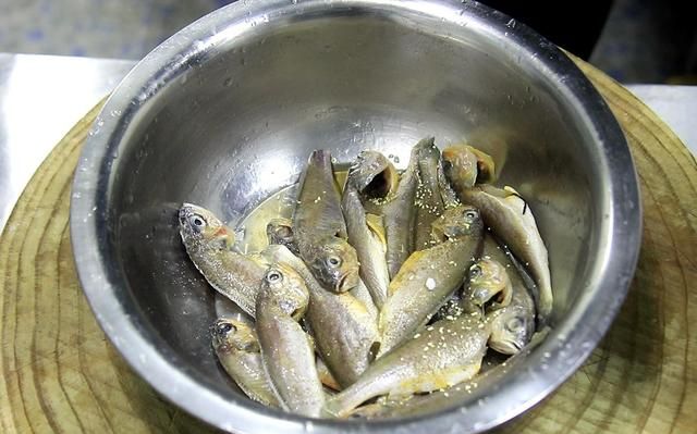 焦烧小黄鱼，先炸再煨更入味，鱼肉香酥味道鲜，连鱼骨都能嚼着吃