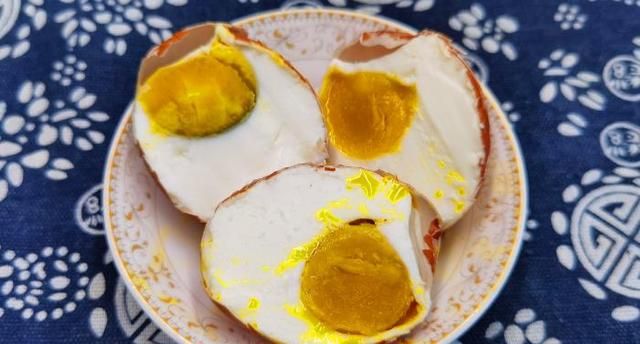 腌咸鸡蛋时，别只会放盐，多加点它，鸡蛋不臭不坏，个个起沙流油