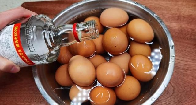 腌咸鸡蛋时，别只会放盐，多加点它，鸡蛋不臭不坏，个个起沙流油