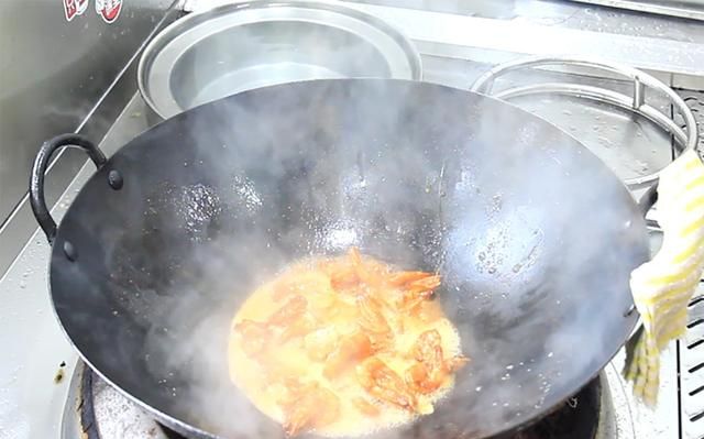 这才是油焖大虾的家常做法，色泽金黄，鲜嫩滑口，味道不输饭店