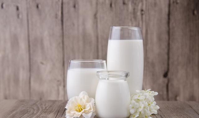 牛奶如何加热？爱喝牛奶的亲人记得4不要，别给健康找麻烦