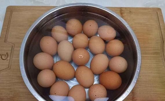 怎样腌鸡蛋,怎样腌鸡蛋出油又好吃图8