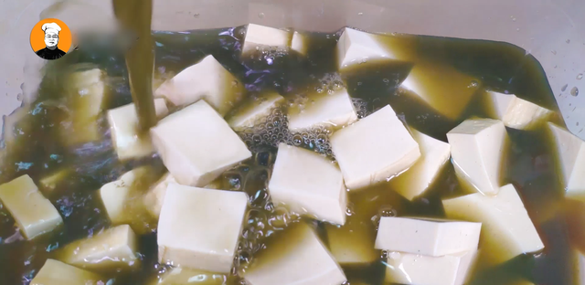教你在家自制臭豆腐，又臭又香，做法简单，比外面卖的干净