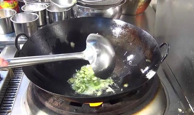 大厨教你做：秋葵炒鸡蛋，爽滑鲜嫩又营养，简单一炒就上桌