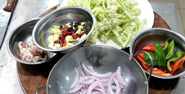 厨师长教你干锅花菜的经典做法，口感爽脆、香辣下饭，越吃越过瘾