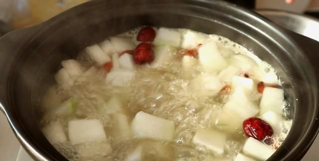 “秋冬一碗汤，不劳医生帮”，降温后多给家人喝这5道汤，身体棒