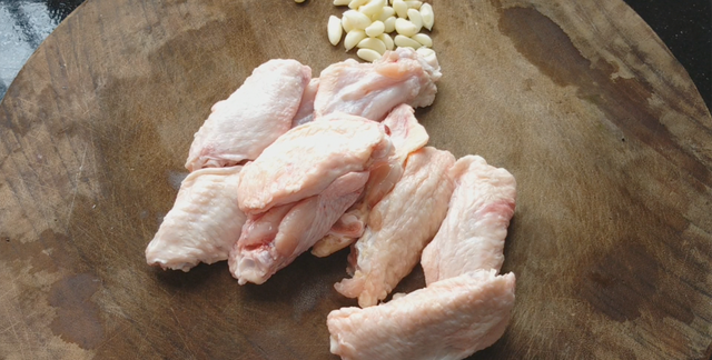 10只鸡翅，用刀划一划，不用烤不用炸，皮香肉滑真好吃，做法简单