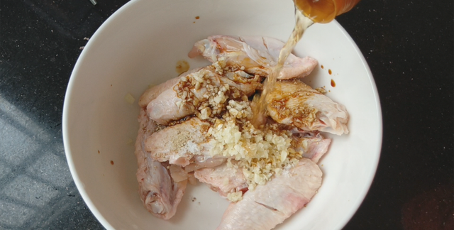 10只鸡翅，用刀划一划，不用烤不用炸，皮香肉滑真好吃，做法简单