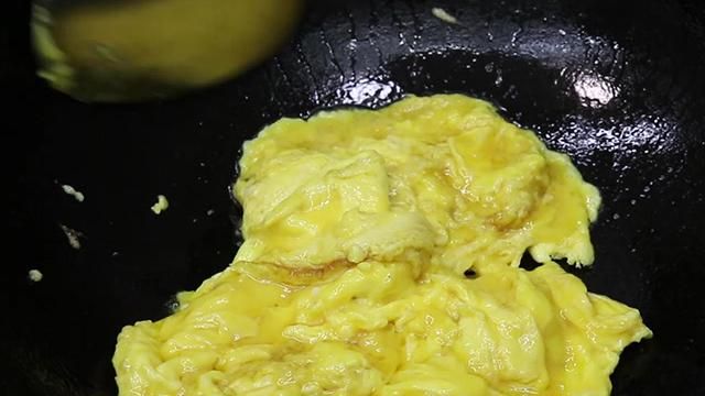 简单的炒鸡蛋，很多人都炒不好，教你这招，金黄鲜嫩，蓬松口感好