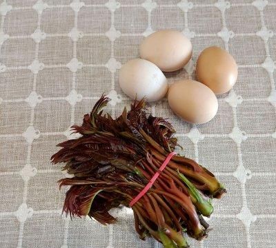 这道家喻户晓的香椿炒鸡蛋是怎么做的呢？