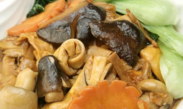 草菇的功效与作用有哪些？怎么食用草菇营养又健康？