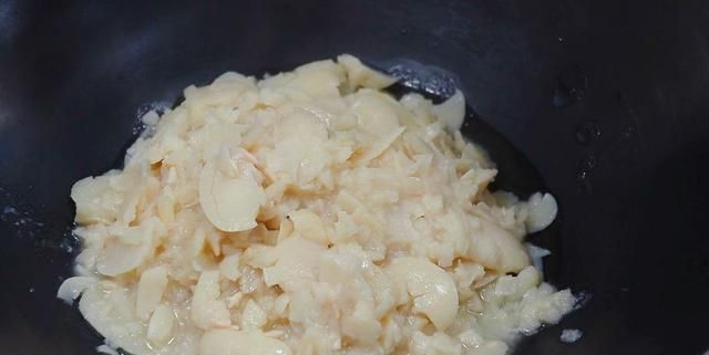 这是不用面粉的月饼，也不要烤，白芸豆的炒制很重要