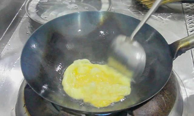 大厨教你饭店正确的蒜苔炒鸡蛋，这个方法太简单了，先收藏了