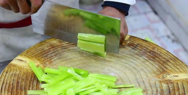 厨师长分享“清炒莴笋”的做法，学会这个窍门，莴笋翠绿清脆