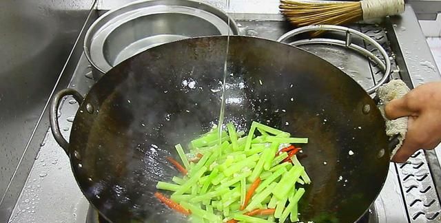 厨师长分享“清炒莴笋”的做法，学会这个窍门，莴笋翠绿清脆