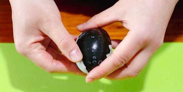 皮蛋是黑暗料理？分享皮蛋的4种做法，味道差别大，学会了不吃错