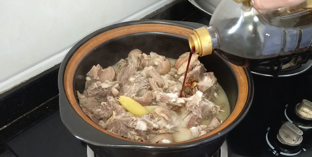 天气寒冷，元旦聚餐做这一锅羊肉煲，出锅太香，上桌汁都吃完了