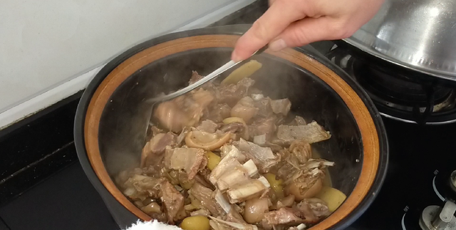 天气寒冷，元旦聚餐做这一锅羊肉煲，出锅太香，上桌汁都吃完了