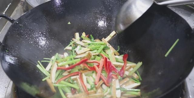 大厨教你做一道“芹菜炒香干”，口感爽脆味道鲜，简单易上手