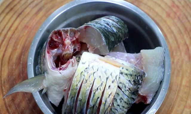 草鱼的传统老做法，下锅直接焖，鱼肉鲜嫩入味，吃了还想吃