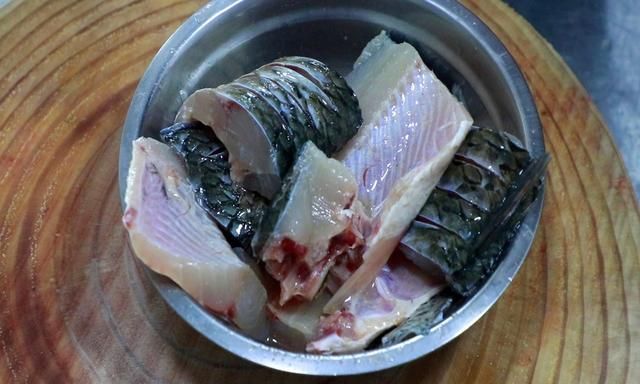 草鱼的传统老做法，下锅直接焖，鱼肉鲜嫩入味，吃了还想吃