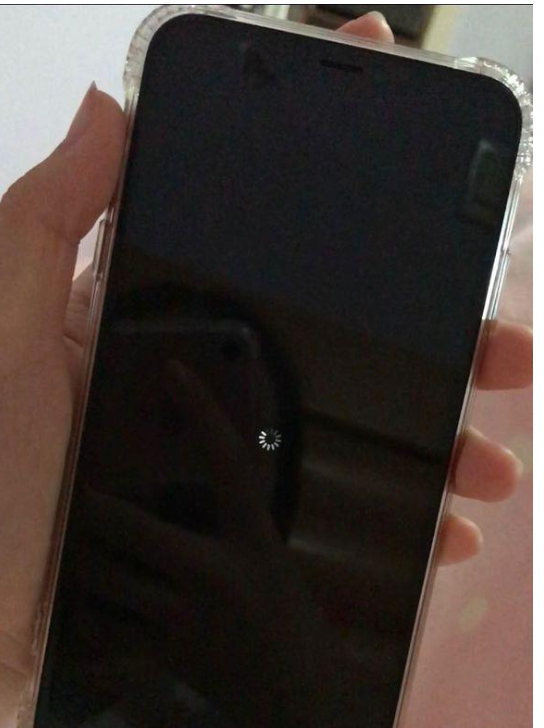 iPhone XR 突然黑屏转圈圈，怎么办呢？