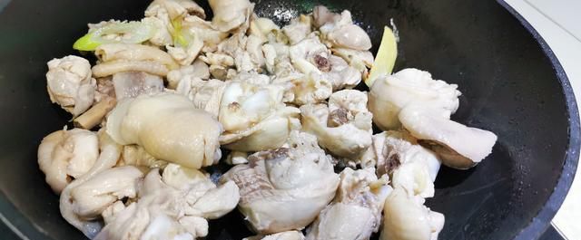 猴头菇炖鸡肉的简单家庭做法，汤鲜肉烂，好喝不油腻，营养丰富