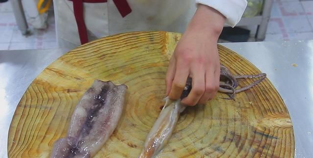 厨师长教你：鱿鱼的家常吃法，简单几步，做出的鱿鱼好吃无腥味