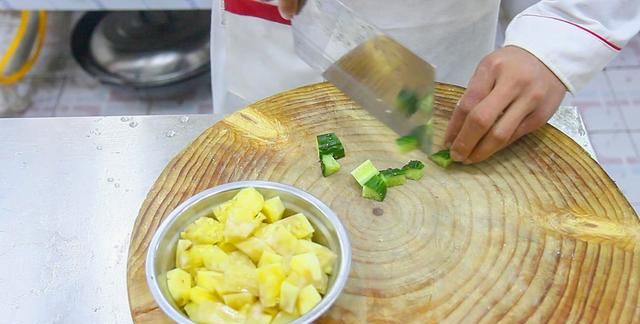 厨师长教你做菠萝咕咾肉，过程详细易懂，看一次就能操作