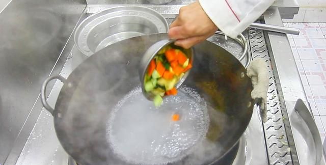 厨师长教你做菠萝咕咾肉，过程详细易懂，看一次就能操作