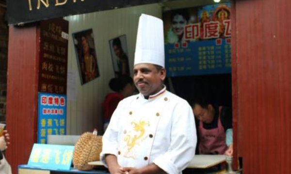 印度小伙中国卖飞饼，一周卖22张，直呼：中国人不识货
