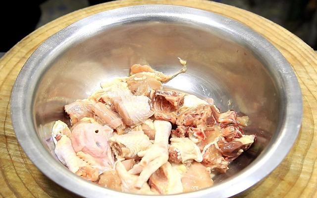鸡肉和茶树菇这样一起炖，鲜到骨子里，厨师长分享地道农家做法