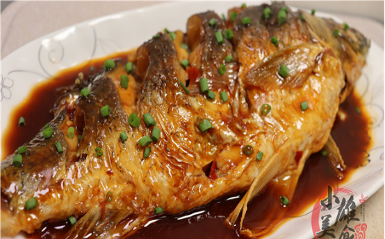原来做红烧鱼这么简单，教你饭店的诀窍，鱼肉鲜嫩无腥味