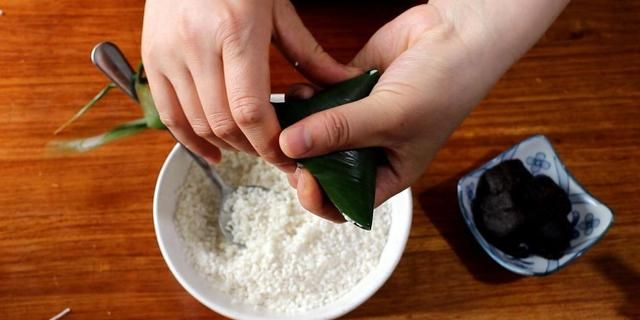 豆沙馅粽子的做法，教你最简单的粽子包法，学会了端午节自己包