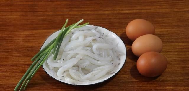 不煎，不油炸，银鱼和鸡蛋简单炒一炒，懒人也能学会的家常菜