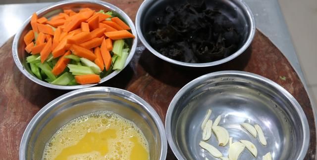 冬天多吃芹菜身体好，分享5种芹菜做法，清爽解腻，孩子不挑食
