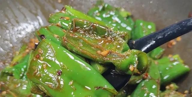 教你“虎皮青椒”的正确做法，鲜嫩清香，香辣入味，好吃不油腻